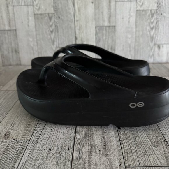WOMEN'S OOMEGA OOLALA Size 6 Recovery Sandals Flip Flops  Thongs Black - Picture 1 of 7